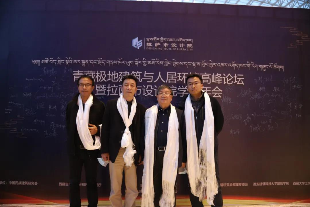 由左至右分别为:任飞副院长,庄惟敏院士,王贵祥教授(建筑学院)