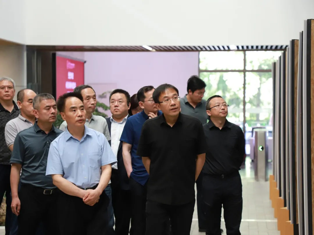 丁胜一行在任飞的导览下参观了清华设计院.