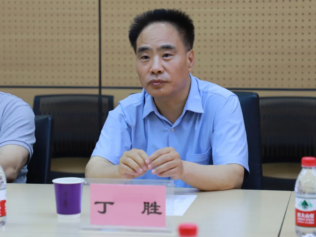 参观清华设计院丁胜一行在任飞的导览下参观了清华设计院.